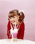 ANNÉES 1960 - 19670S HAPPY LITTLE GIRL AVEC QUEUE DE CHEVAL ICE CREAM SODA STUDIO
