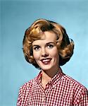 ANNÉES 1960 PORTRAIT SOURIANT FEMME BLONDE PORTANT UN CHEMISIER CHECKED BLANC ROUGE