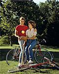 80ER JAHRE TEEN COUPLE MIT FAHRRAD BASEBALL MITT UND BAT