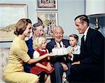 ANNÉES 1960 TROIS GÉNÉRATION FAMILLE AVEC GÂTEAU D'ANNIVERSAIRE