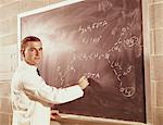 PROFESSEUR DE SCIENCE DES ANNÉES 1960 ÉCRIRE UNE FORMULE DE TABLEAU DE MARCHE AGENT CHÉLATANT