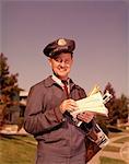 ANNÉES 1960 SOURIANT MAILMAN HOLDING LETTRES MAIL CUIR SAC POSTAL DANS LE QUARTIER DE LA BANLIEUE