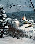 1980ER JAHREN WINTER SCHNEE BEDECKTE HÄUSER UND KIRCHE WHITEFIELD NEW HAMPSHIRE USA