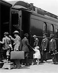 ANNÉES 1920 PÈRE DE MÈRE DE FAMILLE FILLE FILS D'EMBARQUER DES PASSAGERS TRAIN SECONDÉ PAR L'AGENT DE TRAIN ET LES PORTEURS TRANSPORTANT DES BAGAGES EN PLEIN AIR