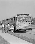 ENFANTS DES ÉCOLES ÉLÉMENTAIRES DES ANNÉES 1960 SUR LES AUTOBUS SCOLAIRES