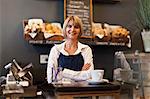 Femme souriante en café