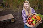 Femme, cueillette de légumes dans le jardin