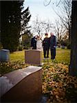 Famille en deuil dans le cimetière