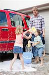 Familie waschen Auto zusammen