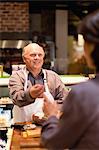 Homme avec des échantillons gratuits en épicerie