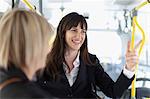 Femmes d'affaires souriants l'autobus