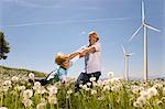Vater und Sohn mit Windkraftanlagen