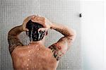 Homme laver ses cheveux dans la douche