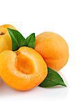 Apricot Früchte mit grünen Blättern und Schnitt isoliert auf weißem Hintergrund