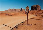 Tempolimit-Schild und Straße durch Monument Valley, Navajo-Nation-Reservation, Arizona, USA