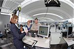 Familie am Ticket-Counter im Flughafen