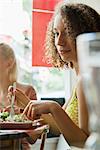 Jeune femme à manger au restaurant