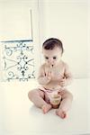 Bébé mange des aliments pour bébés avec une cuillère, portrait
