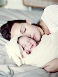 Mutter und Neugeborene Baby schläft im Bett