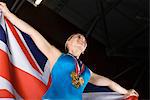 Weibliche Gymnastik Medailleur Betrieb amerikanische Flagge, portrait