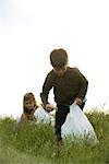 Enfants ramasser les ordures dans le champ
