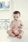 Bébé mange des aliments pour bébés avec une cuillère, portrait