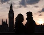 Royaume-Uni, Londres, Silhouette du jeune couple, Big Ben en arrière-plan