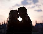 Royaume-Uni, Londres, Silhouette de couple baiser au coucher du soleil