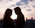 Royaume-Uni, Londres, Silhouette d'un couple face à face au coucher du soleil