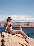 USA, Utah, Lac Powell, jeune femme portant bikini bronzer et loin à la recherche