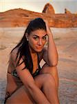 USA, Utah, Lac Powell, beauté jeune femme portant bikini et regarder la caméra