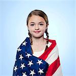 Studio portrait de jeune fille (10-11) enveloppé dans le drapeau américain