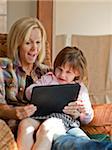 USA, Utah, Cedar Hills, Mutter und Tochter (4-5) mit digitalen tablet