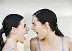Zwei junge Frauen schreien an einander