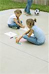 Mädchen sitzen auf Einfahrt, Malerei und Zeichnung
