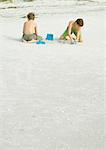 Jeunes garçons jouant dans le sable sur la plage