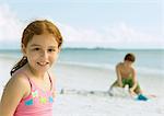 Fille souriante sur la plage