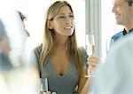 Frau mit Glas Champagner während der cocktail-party