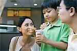 Collation sucrée manger garçon, parents de regarder