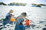 Enfants jouant dans le sable