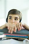 Teen Mädchen mit Stapel von Hausaufgaben, zuhören, Kopfhörer, Porträt