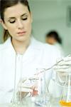 Weibliche Wissenschaftler arbeiten im Labor