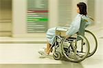 Patiente qui utilise un fauteuil roulant dans le couloir de l'hôpital, flou de mouvement