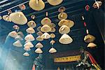 Encens suspendus au plafond dans le temple chinois