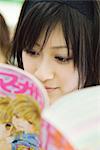 Jeune femme japonaise lire la bande dessinée, gros plan