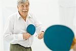 Senior Man spielt Tischtennis, Lächeln