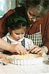 Préparation pâte à tarte avec la petite-fille de grand-mère