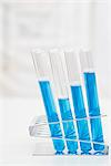 Tubes à essais contenant un liquide bleu