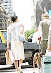 Jeune couple avec la rue de passage de chien