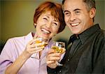 Mann und Frau Lächeln und halten Weingläser, close up